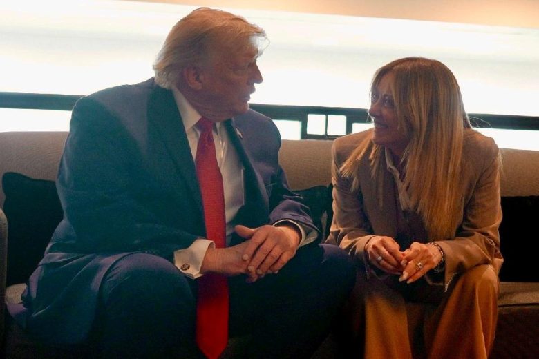 Trump attacca ancora Meloni: “Mi ha implorato di fare foto con lei, mi ha fatto pena”. La risposta: “Io e l’Italia non imploriamo mai”