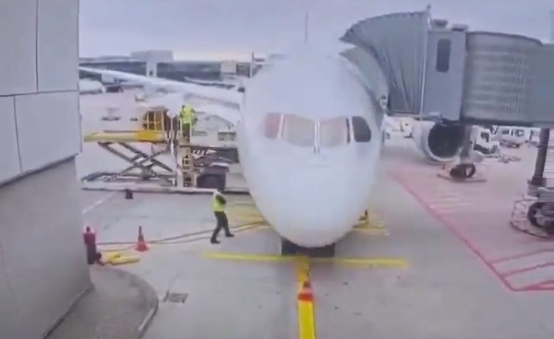 VIDEO | Cede carrello Boeing 787 Dreamliner di Lufthansa: il momento del crollo