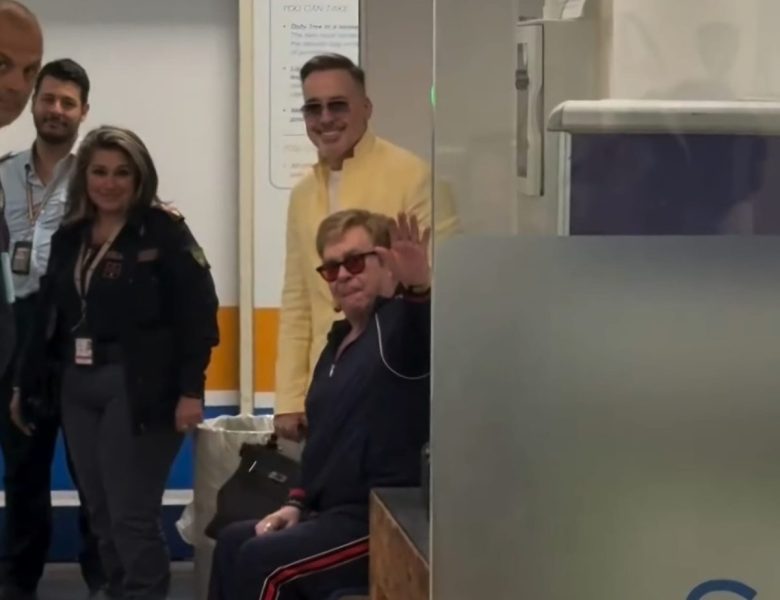 VIDEO | Elton John in aeroporto a Palermo dopo le nozze di Dua Lipa e Callum Turner