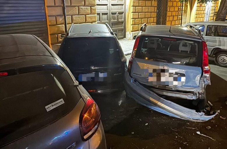 Palermo, contro tre auto posteggiate per un malore ma poi fugge: “Ho avuto un attacco di panico”