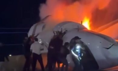 VIDEO | Tragico incidente aereo, volo privato si schianta in autostrada: un morto