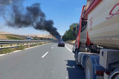 FOTO e VIDEO | Un camion prende a fuoco sulla 19 Palermo-Catania: l’incendio in zona Dittaino