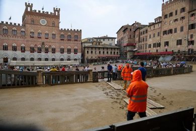 Palio di Siena rinviato a domani causa avverse condizioni meteo