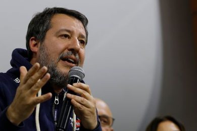 Treni, Salvini: polemiche? Politica non arrivi sui binari