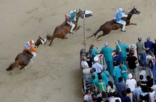 Al Palio di Siena vince l’Aquila, determinante la mossa