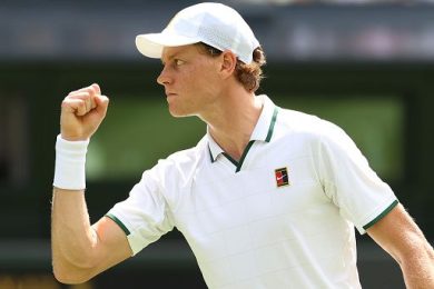 Tennis, Sinner batte Djokovic in 3 set ed è in finale a Wimbledon