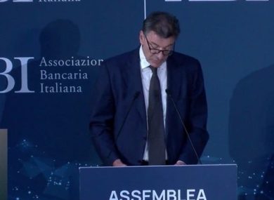 Giorgetti: le banche possono e devono contribuire di più alla crescita