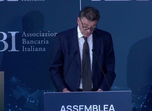 Giorgetti: le banche possono e devono contribuire di più alla crescita