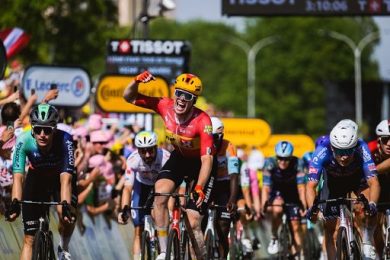 Ciclismo, Tour, Waerenskjold trionfa in volata a Nevers