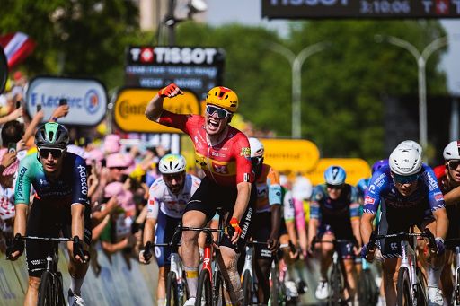 Ciclismo, Tour, Waerenskjold trionfa in volata a Nevers