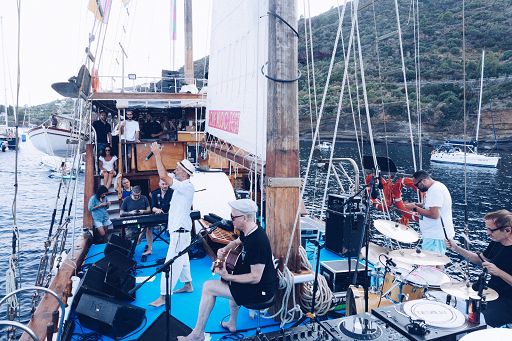 Eolie Music Fest riparte con Brand Eolie e il caicco-palco