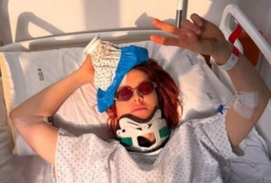 Musica, Noemi cade dal palco, 30 giorni di stop: “Qualche acciacco”