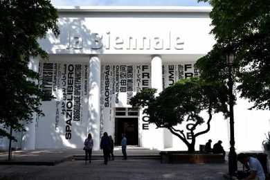 Biennale, l’Ue revoca i finanziamenti: Mosca non rispetta i valori fondamentali