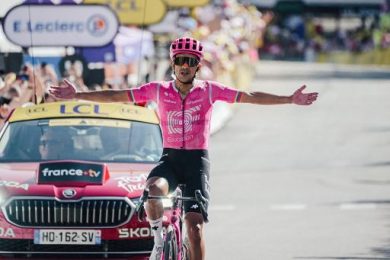 Ciclismo, Carapaz vince la 18esima tappa. Pogacar controlla