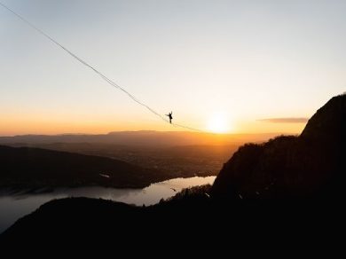 Castelsaraceno, acrobati del vuoto sul ponte da 586 metri