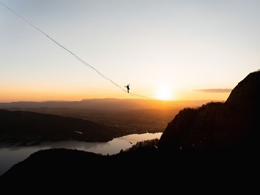 Castelsaraceno, acrobati del vuoto sul ponte da 586 metri Castelsaraceno, acrobati del vuoto sul ponte da 586 metri