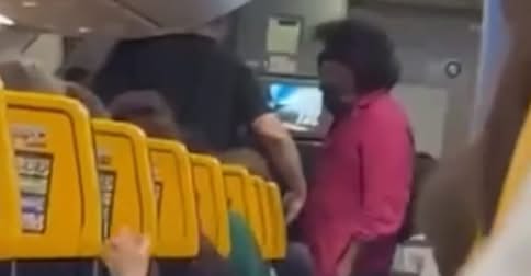 Francesco Renga litiga col personale di volo della Ryanair: l’artista è stato fatto scendere dall’aereo prima della partenza
