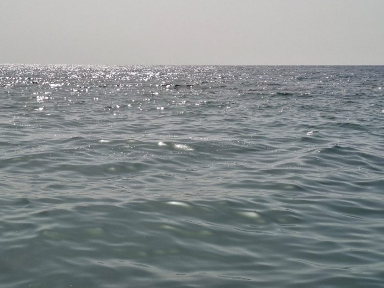 FOTO | ​Mare sporco e schiuma a Sant’Alessio Siculo: è di nuovo allarme inquinamento sulla costa