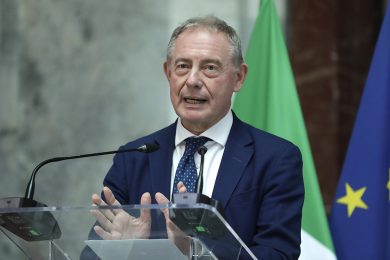 Dalla vertenza Pfizer agli investimenti di Eni e Stm. Parla Adolfo Urso: “Riconvertire e rilanciare”