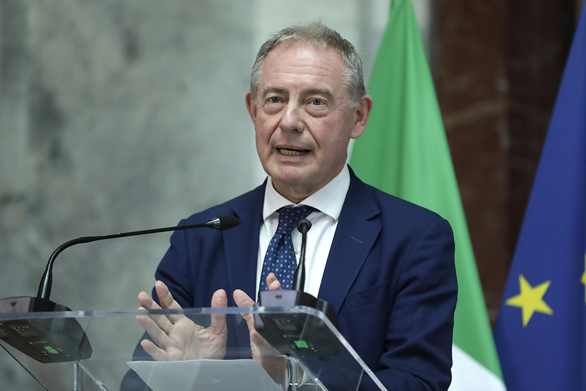 Dalla crisi Pfizer agli investimenti di Eni e Stm. Parla Adolfo Urso: “Riconvertire e rilanciare” Dalla crisi Pfizer agli investimenti di Eni e Stm. Parla Adolfo Urso: “Riconvertire e rilanciare”