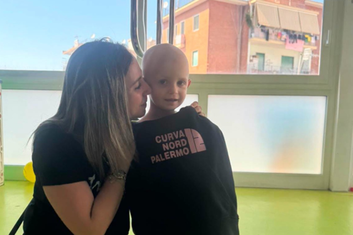Un commosso pensiero alla piccola Alessia La Rosa durante il Festino, la mamma sul carro: “Grazie Palermo” Un commosso pensiero alla piccola Alessia La Rosa durante il Festino, la mamma sul carro: “Grazie Palermo”