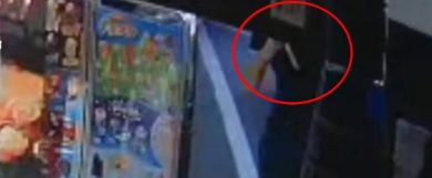 VIDEO | Lite furibonda in un bar, coltellate ad Aci Bonaccorsi: uomo ferito, c’è un arresto