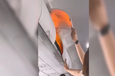 VIDEO | Paura a bordo, prende a fuoco la batteria nel bagaglio: intervengono i pompieri