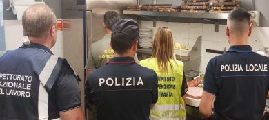 Blatte in giro per la cucina, alimenti scaduti e lavoratori in nero: sanzioni in due ristoranti a Catania