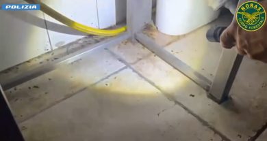 VIDEO | Blatte in cucina e dipendenti in nero al lavoro: sanzioni a due ristoranti del centro storico di Catania