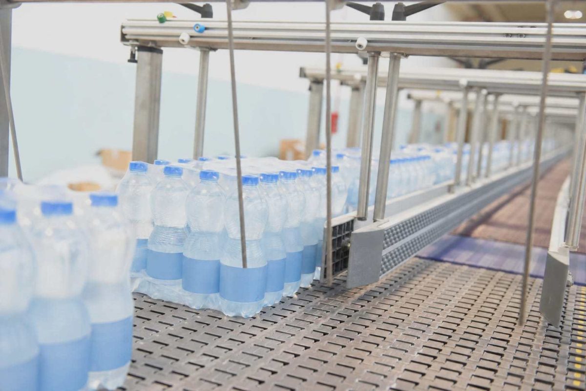 Al bando le confezioni d’acqua da sei bottiglie di plastica, le nuove regole europee dal 2030