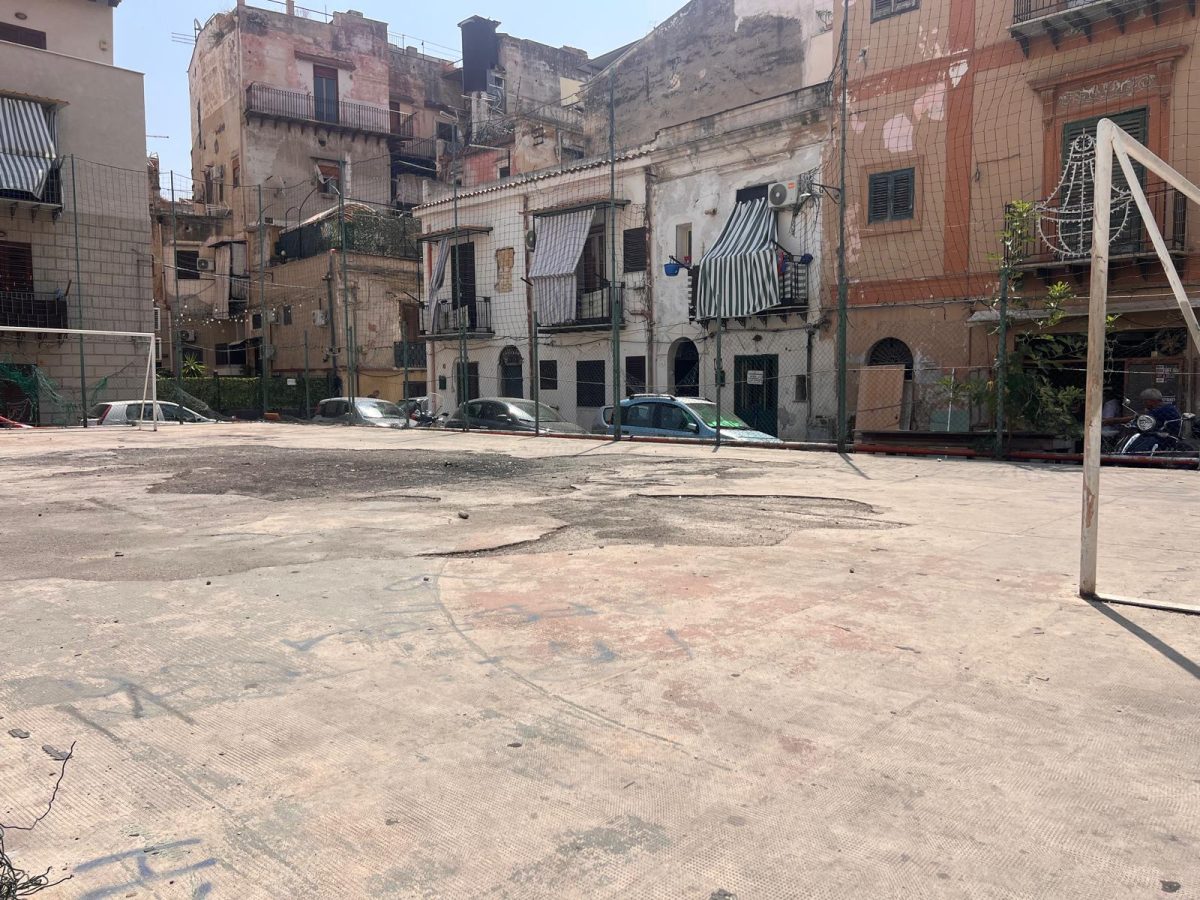 FOTO | Rifiuti accatastati davanti alla scuola e occasioni perse, le “promesse infrante” di Borgo Vecchio