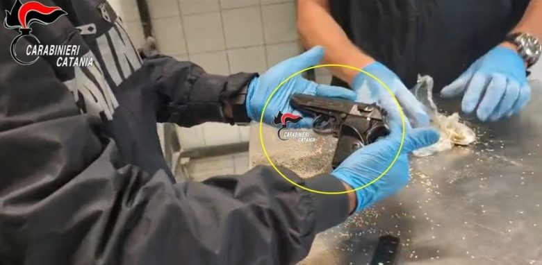 VIDEO | Arma e munizioni in un panificio a Misterbianco, arrestato dopo il blitz