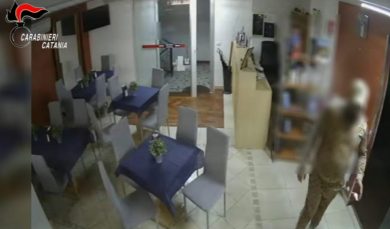 VIDEO | Prova a rubare due volte nello stesso hotel: denunciato ladro catanese di 35 anni