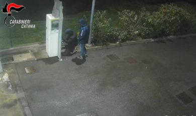 Furti con esplosivo ai distributori automatici nel Catanese, tre arresti
