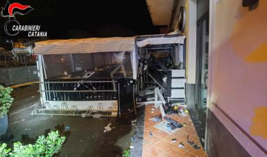 VIDEO | Serie di furti con l’esplosivo ai bancomat nel Catanese, tre arresti