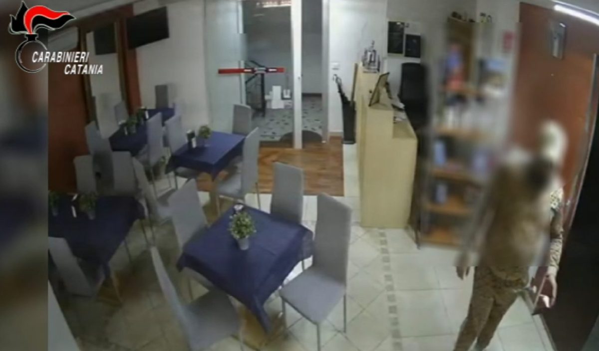 Tenta la “doppietta” di furti nello stesso hotel, beccato dalle telecamere: denunciato 35enne catanese Tenta la “doppietta” di furti nello stesso hotel, beccato dalle telecamere: denunciato 35enne catanese