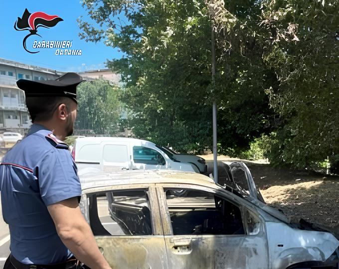 Catania, appicca incendi tra terreni e ospedale: arrestato un uomo