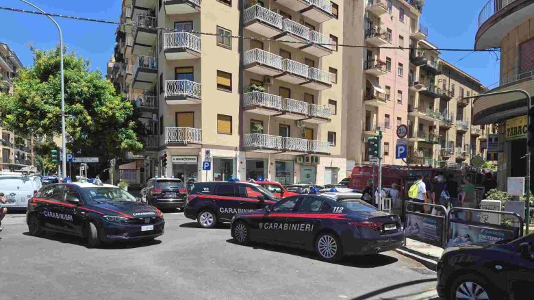 VIDEO | Palermo, uccide coinquilino e si barrica in casa minacciando di far saltare in aria tutto