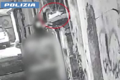 VIDEO – Il furto di un mitra da Bicocca nel 2024: i ladri traditi dai social, quattro arresti. Coinvolta agente della Penitenziaria