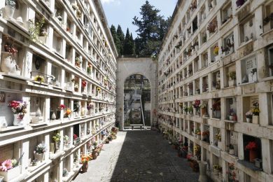 Cimitero di Acireale, il sequestro dell’ossario accende il dibattito in Consiglio comunale