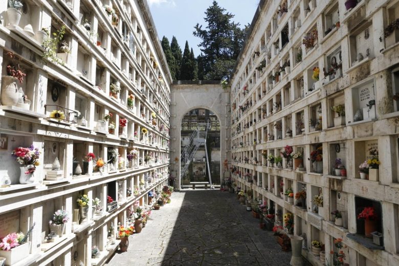 Cimitero di Acireale, il sequestro dell’ossario accende il dibattito in Consiglio comunale