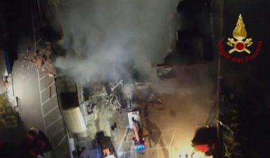 VIDEO | La tragedia di Messina, vigili del fuoco in azione tutta la notte per cercare i dispersi