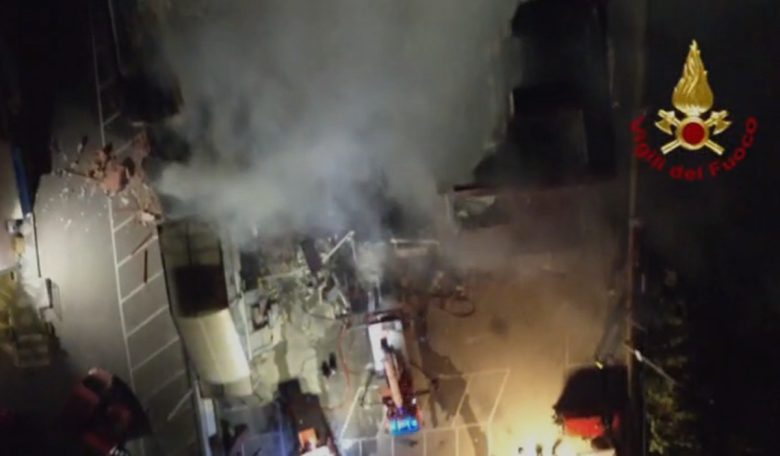 VIDEO | La tragedia di Messina, vigili del fuoco in azione tutta la notte per cercare i dispersi