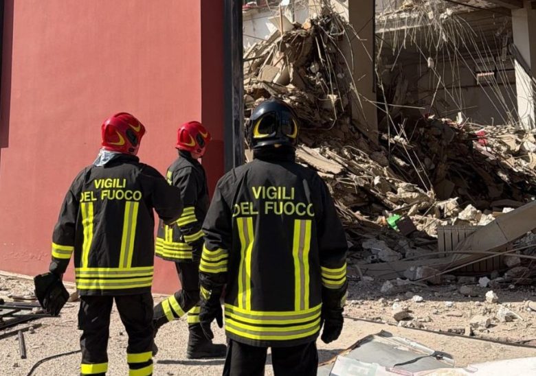 VIDEO – Crollo palazzina a Messina, recuperato un corpo: ancora cinque i dispersi