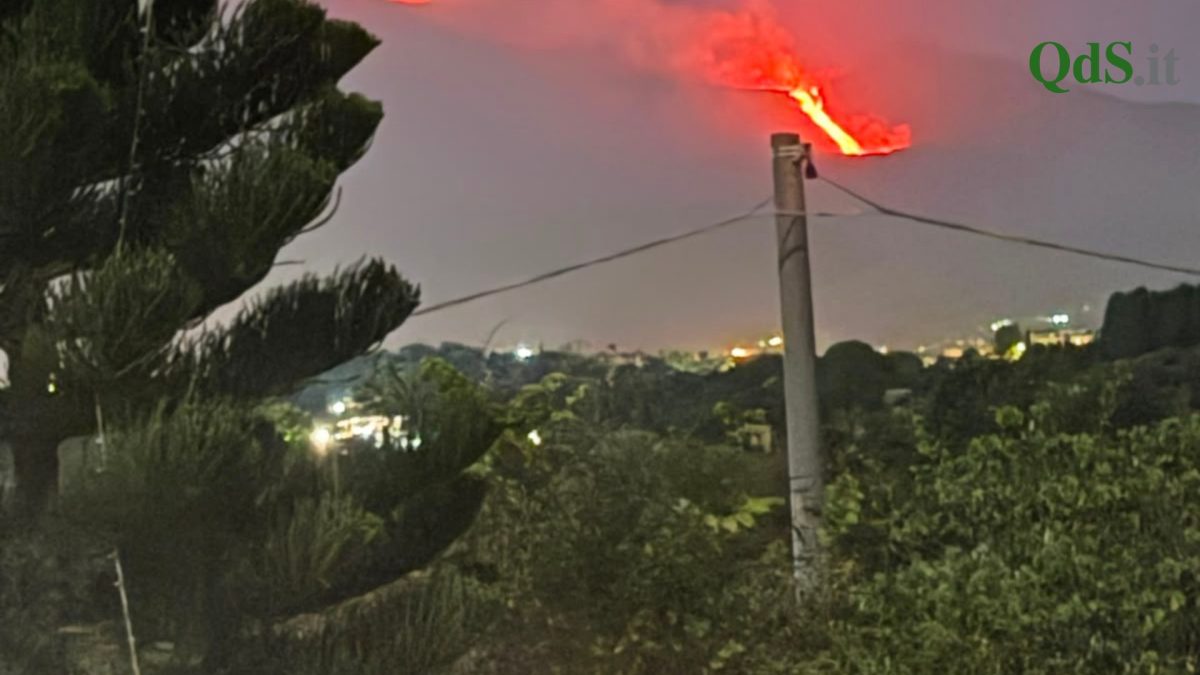VIDEO – Etna, attività eruttiva ripresa nella notte: ancora fumo dal cratere Voragine