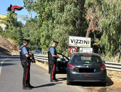 Investe lo zio con l’auto, poi tenta di travolgerlo una seconda volta: denunciato per tentato omicidio