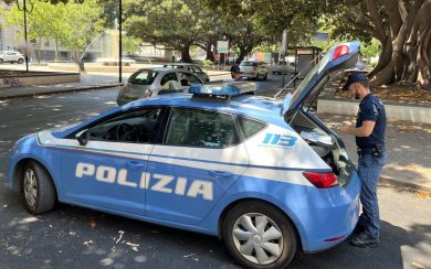 Prima ruba gli alcolici al supermercato, poi minaccia la guardia giurata: arresto a Catania