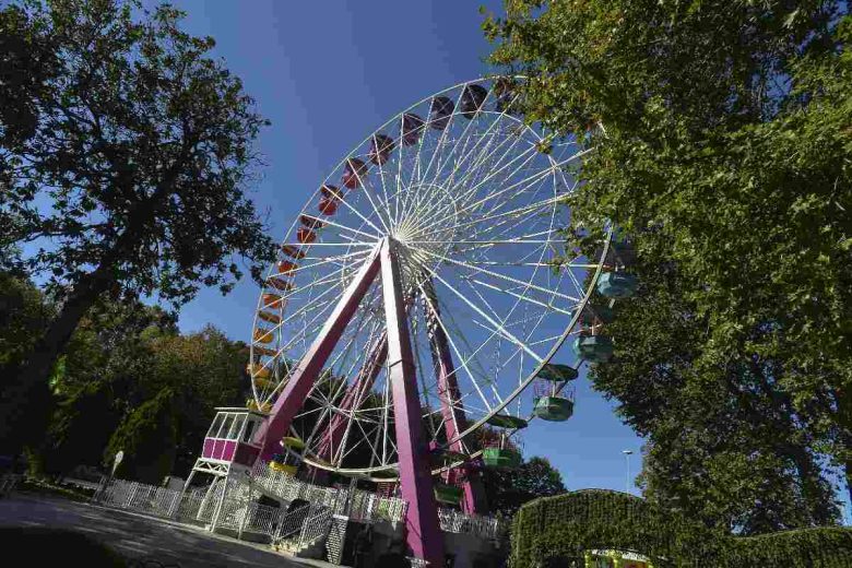 Tragedia al luna park, ragazzo di 15 anni muore folgorato