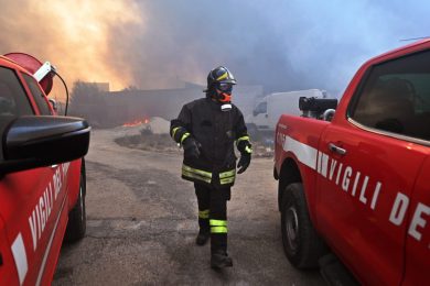 Tragedia a Caltanissetta, morto un vigile del fuoco: stava spegnendo un incendio