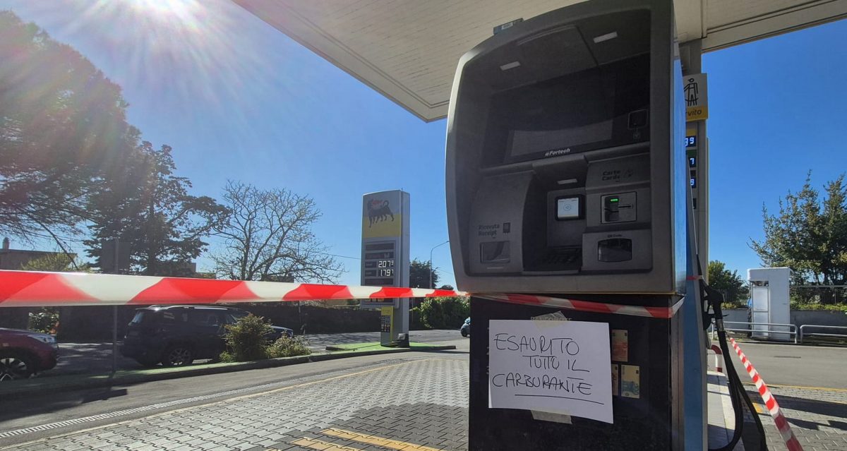 Escalation Medio Oriente e prezzi carburante, governo alle strette: ipotesi provvedimento già in settimana